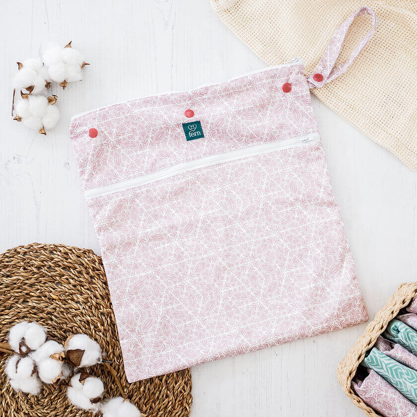 Wetbag mit 2 Fächern und Wäschenetz von Tickle Tots - Kidskram.ch