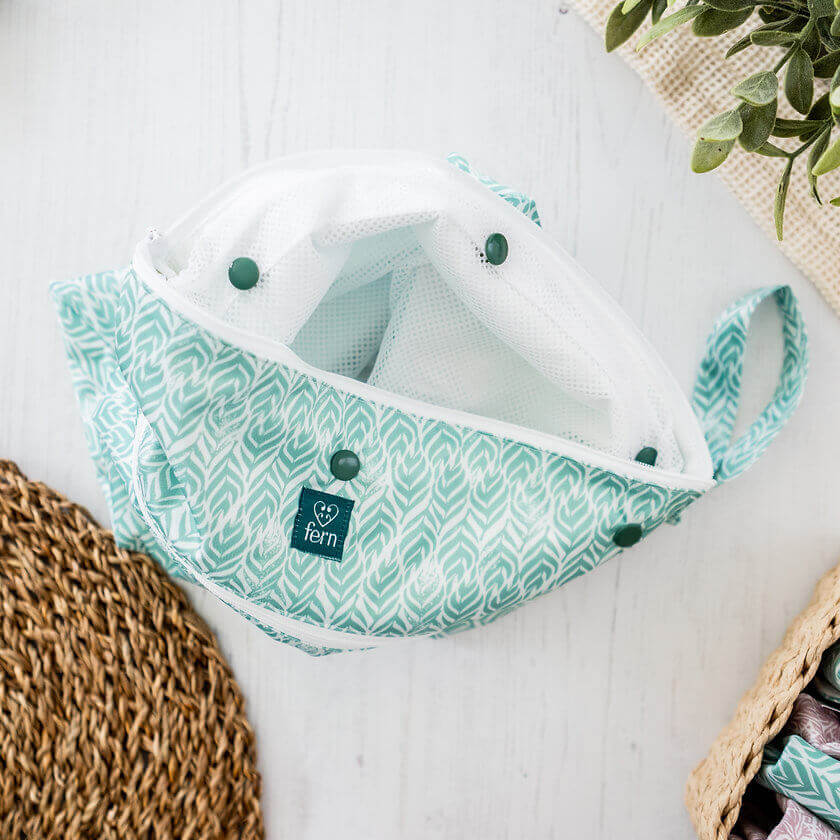 Wetbag mit 2 Fächern und Wäschenetz von Tickle Tots - Kidskram.ch